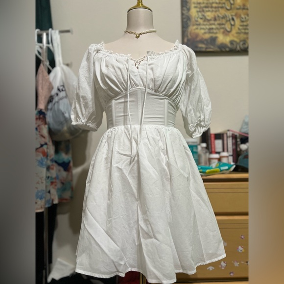 Chic White Corset-Style Long Sleeve Dress - Picture 1 of 4